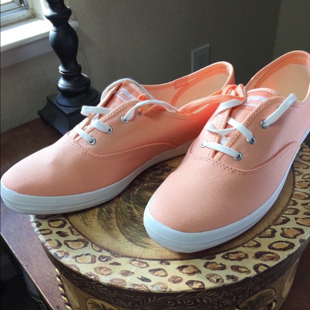 New classic Keds shoes. Size 9.5. Peachy lace ups.